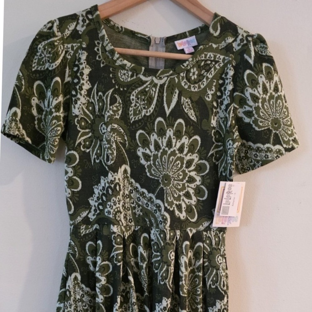 LuLaRoe Amelia Dress Small Green Paisley Floral Jacquard‎ Fit Flare Short Sleeve